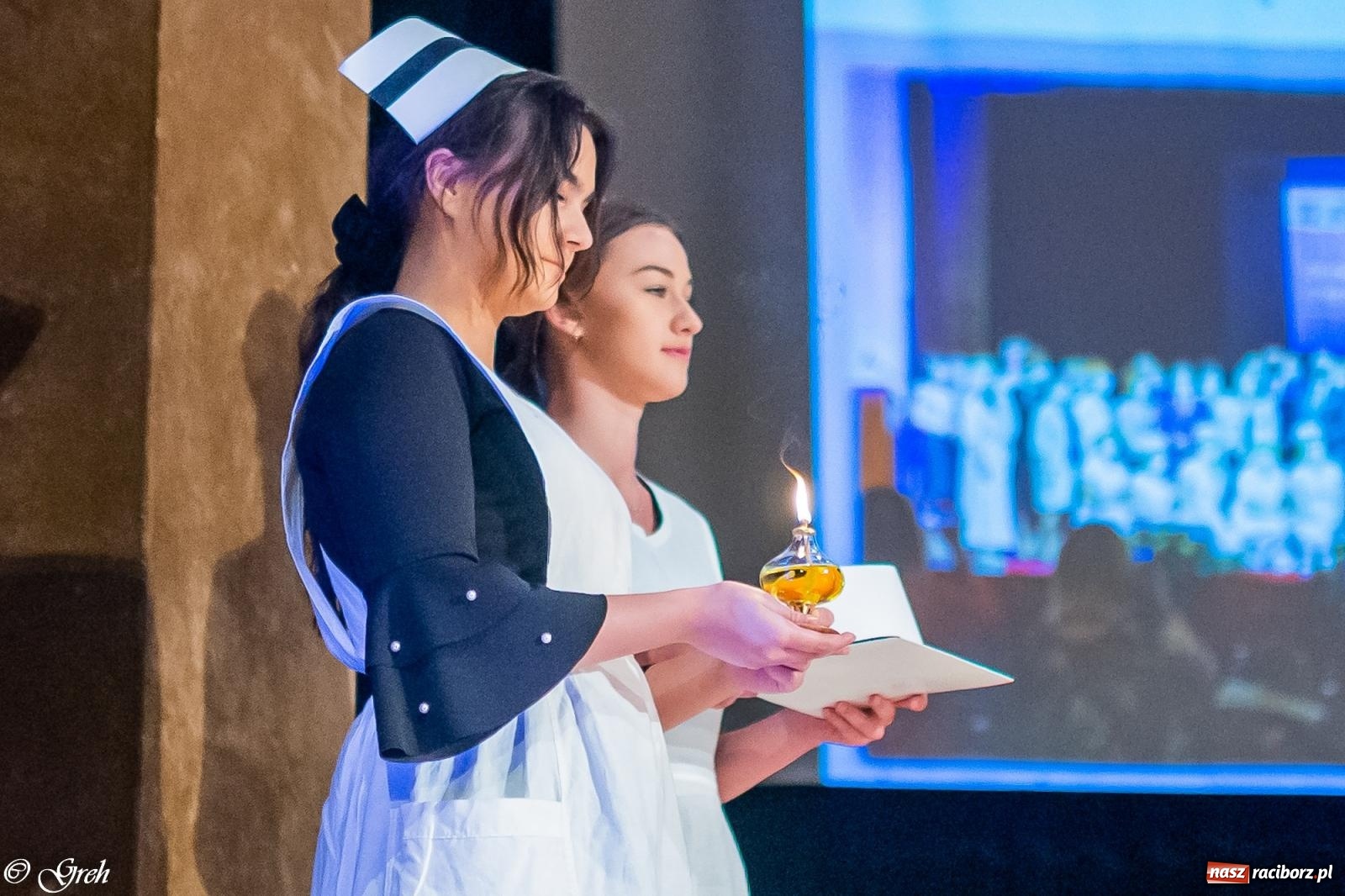 Zdjęcie w galerii na portalu naszraciborz.pl: By zostać pielęgniarką trzeba kochać ludzi. Uroczystość czepkowania studentów ANS w Raciborzu [FOTO i WIDEO] wiadomości z regionu