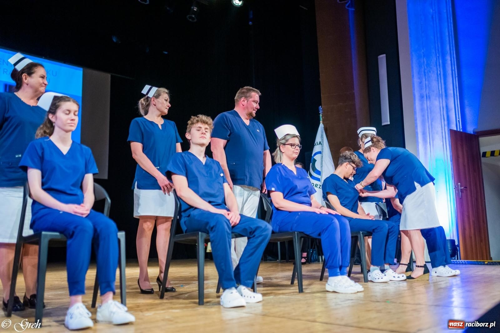 Zdjęcie w galerii na portalu naszraciborz.pl: By zostać pielęgniarką trzeba kochać ludzi. Uroczystość czepkowania studentów ANS w Raciborzu [FOTO i WIDEO] wiadomości z regionu