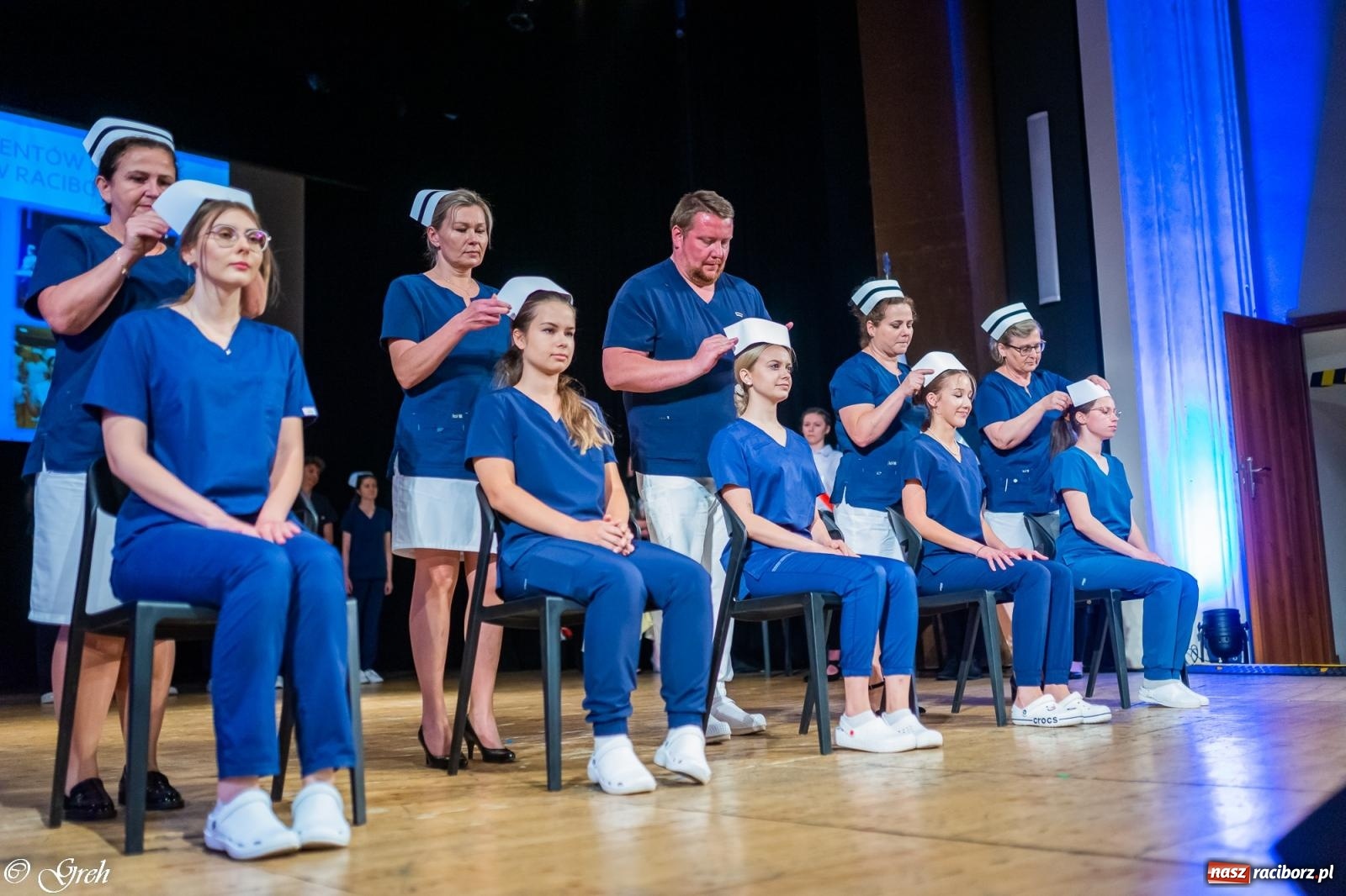 Zdjęcie w galerii na portalu naszraciborz.pl: By zostać pielęgniarką trzeba kochać ludzi. Uroczystość czepkowania studentów ANS w Raciborzu [FOTO i WIDEO] wiadomości z regionu
