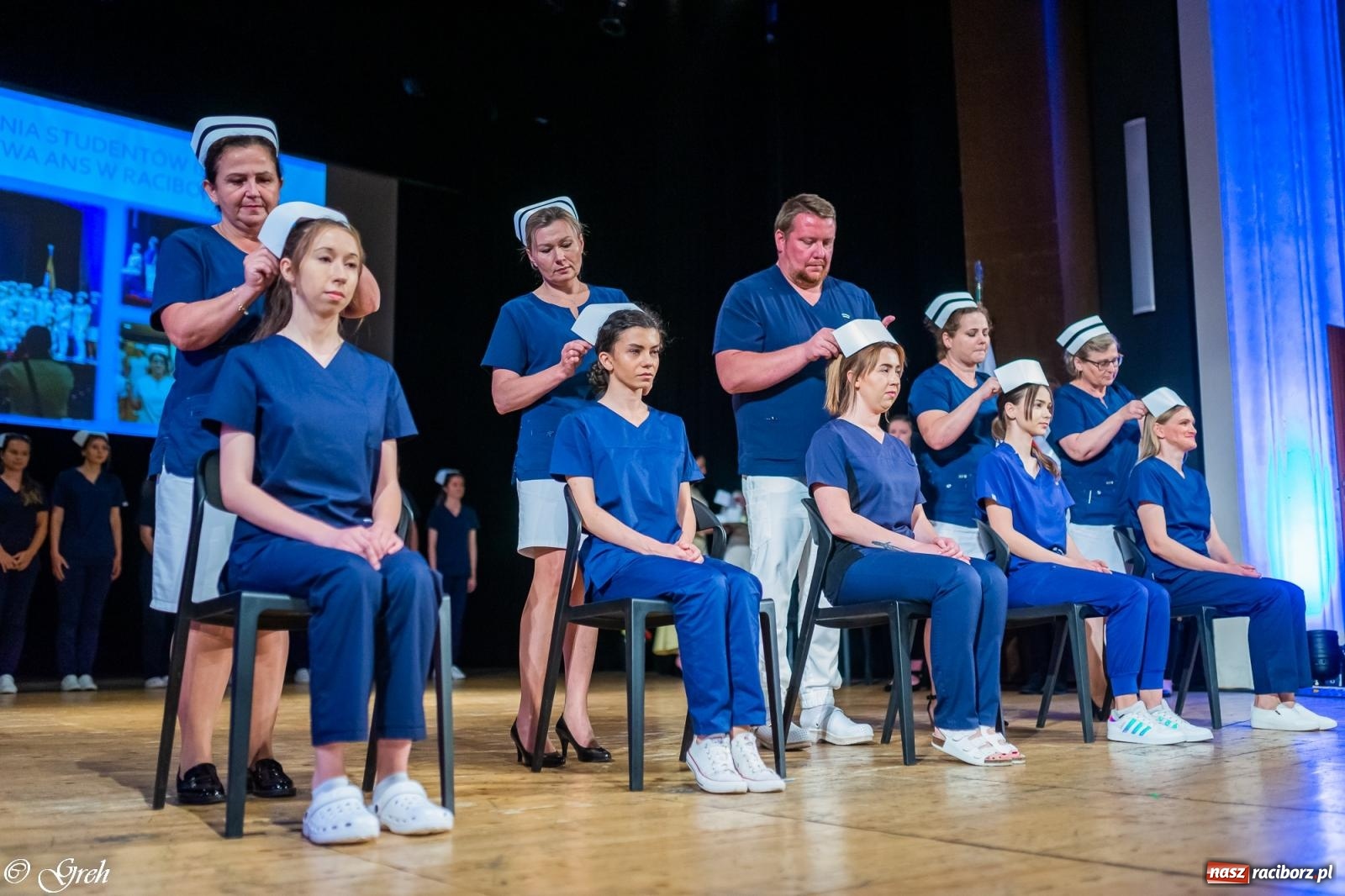 Zdjęcie w galerii na portalu naszraciborz.pl: By zostać pielęgniarką trzeba kochać ludzi. Uroczystość czepkowania studentów ANS w Raciborzu [FOTO i WIDEO] wiadomości z regionu