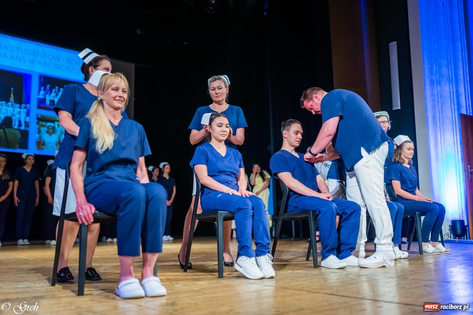 Zdjęcie w galerii na portalu naszraciborz.pl: By zostać pielęgniarką trzeba kochać ludzi. Uroczystość czepkowania studentów ANS w Raciborzu [FOTO i WIDEO] wiadomości z regionu