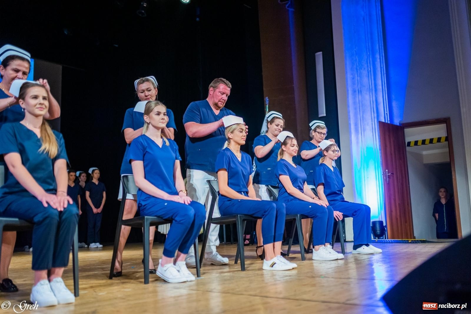 Zdjęcie w galerii na portalu naszraciborz.pl: By zostać pielęgniarką trzeba kochać ludzi. Uroczystość czepkowania studentów ANS w Raciborzu [FOTO i WIDEO] wiadomości z regionu