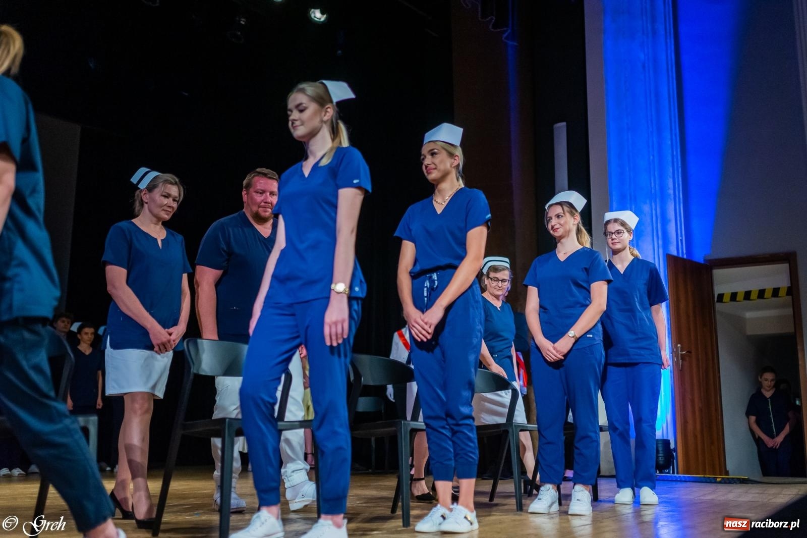 Zdjęcie w galerii na portalu naszraciborz.pl: By zostać pielęgniarką trzeba kochać ludzi. Uroczystość czepkowania studentów ANS w Raciborzu [FOTO i WIDEO] wiadomości z regionu