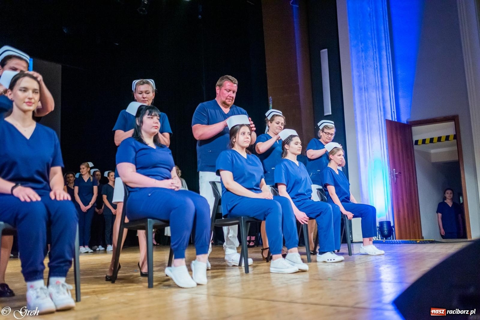 Zdjęcie w galerii na portalu naszraciborz.pl: By zostać pielęgniarką trzeba kochać ludzi. Uroczystość czepkowania studentów ANS w Raciborzu [FOTO i WIDEO] wiadomości z regionu