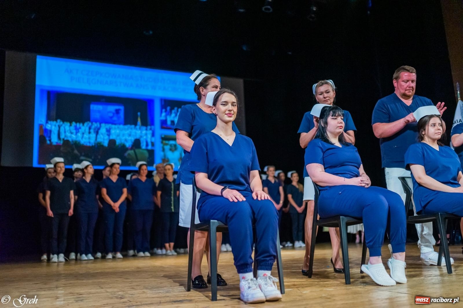 Zdjęcie w galerii na portalu naszraciborz.pl: By zostać pielęgniarką trzeba kochać ludzi. Uroczystość czepkowania studentów ANS w Raciborzu [FOTO i WIDEO] wiadomości z regionu