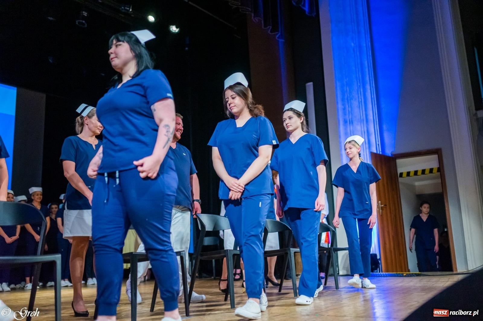 Zdjęcie w galerii na portalu naszraciborz.pl: By zostać pielęgniarką trzeba kochać ludzi. Uroczystość czepkowania studentów ANS w Raciborzu [FOTO i WIDEO] wiadomości z regionu