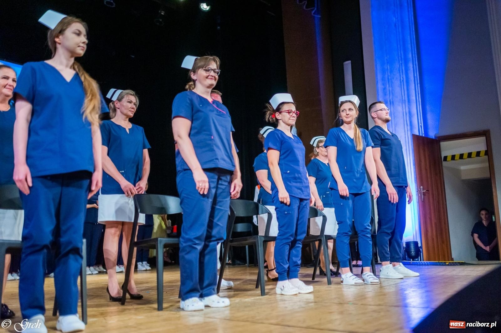 Zdjęcie w galerii na portalu naszraciborz.pl: By zostać pielęgniarką trzeba kochać ludzi. Uroczystość czepkowania studentów ANS w Raciborzu [FOTO i WIDEO] wiadomości z regionu