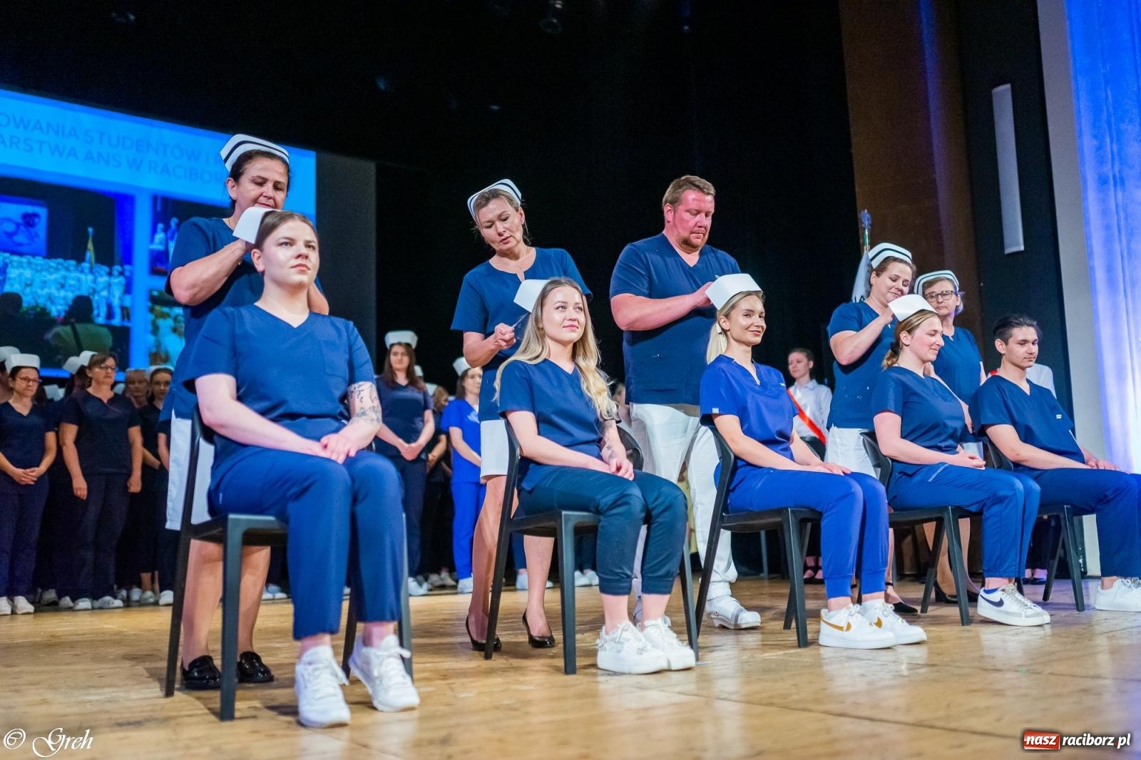 Zdjęcie w galerii na portalu naszraciborz.pl: By zostać pielęgniarką trzeba kochać ludzi. Uroczystość czepkowania studentów ANS w Raciborzu [FOTO i WIDEO] wiadomości z regionu