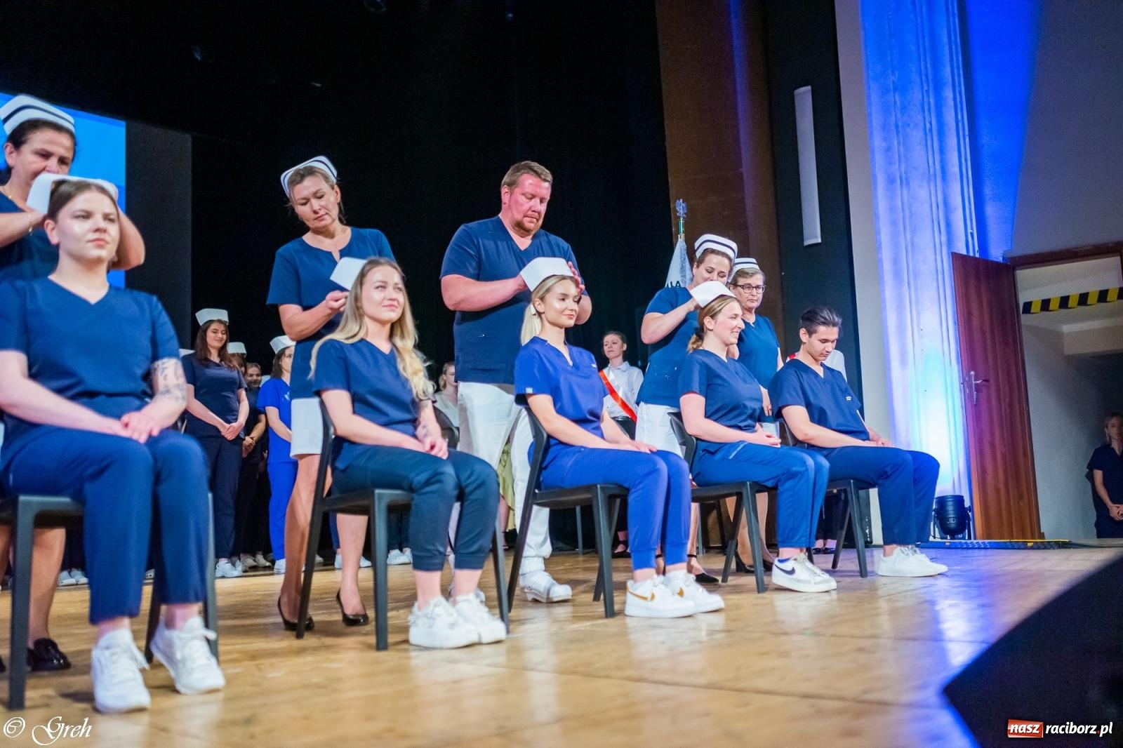 Zdjęcie w galerii na portalu naszraciborz.pl: By zostać pielęgniarką trzeba kochać ludzi. Uroczystość czepkowania studentów ANS w Raciborzu [FOTO i WIDEO] wiadomości z regionu