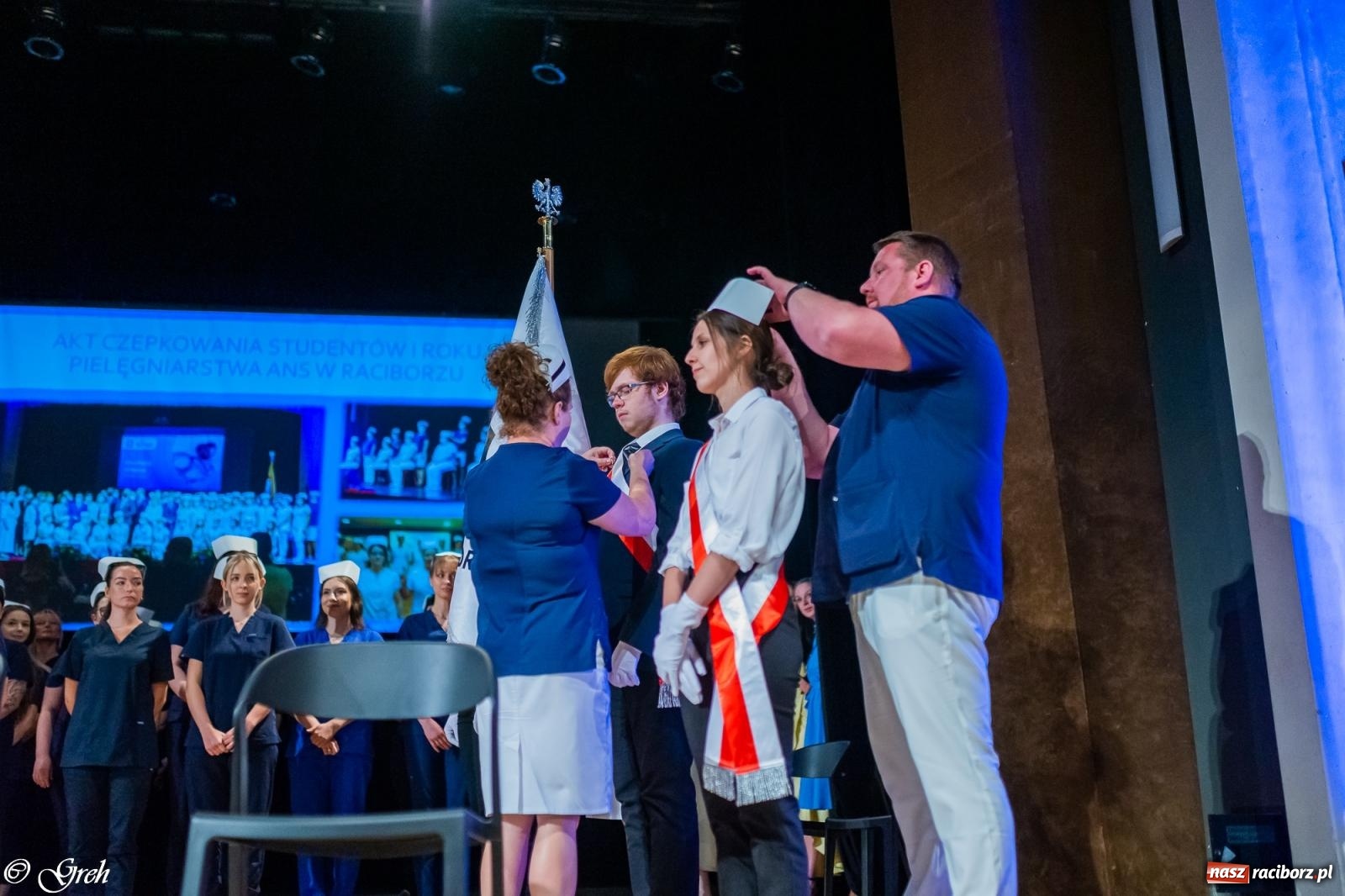 Zdjęcie w galerii na portalu naszraciborz.pl: By zostać pielęgniarką trzeba kochać ludzi. Uroczystość czepkowania studentów ANS w Raciborzu [FOTO i WIDEO] wiadomości z regionu