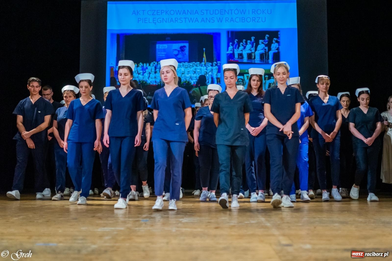 Zdjęcie w galerii na portalu naszraciborz.pl: By zostać pielęgniarką trzeba kochać ludzi. Uroczystość czepkowania studentów ANS w Raciborzu [FOTO i WIDEO] wiadomości z regionu