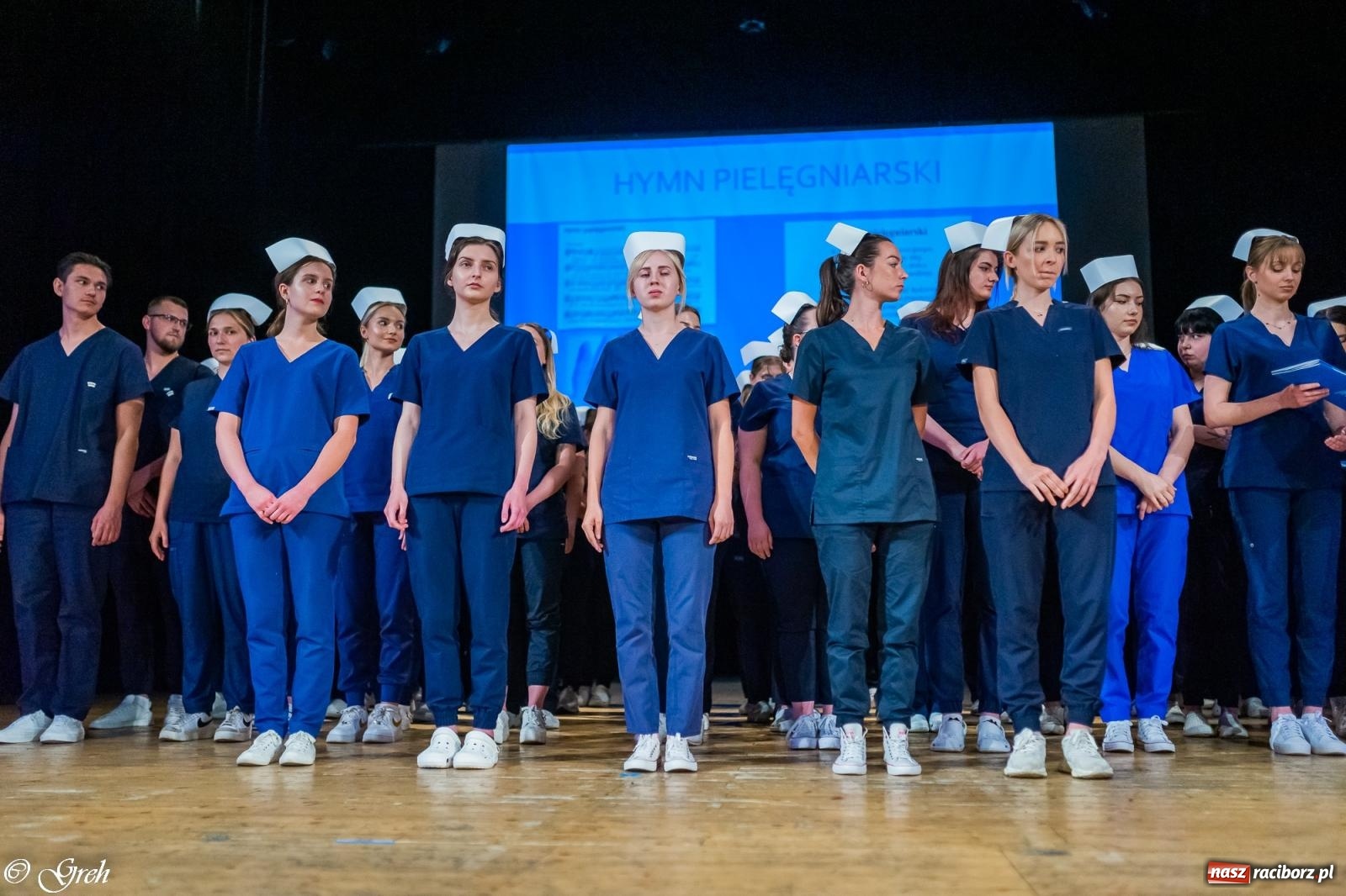 Zdjęcie w galerii na portalu naszraciborz.pl: By zostać pielęgniarką trzeba kochać ludzi. Uroczystość czepkowania studentów ANS w Raciborzu [FOTO i WIDEO] wiadomości z regionu
