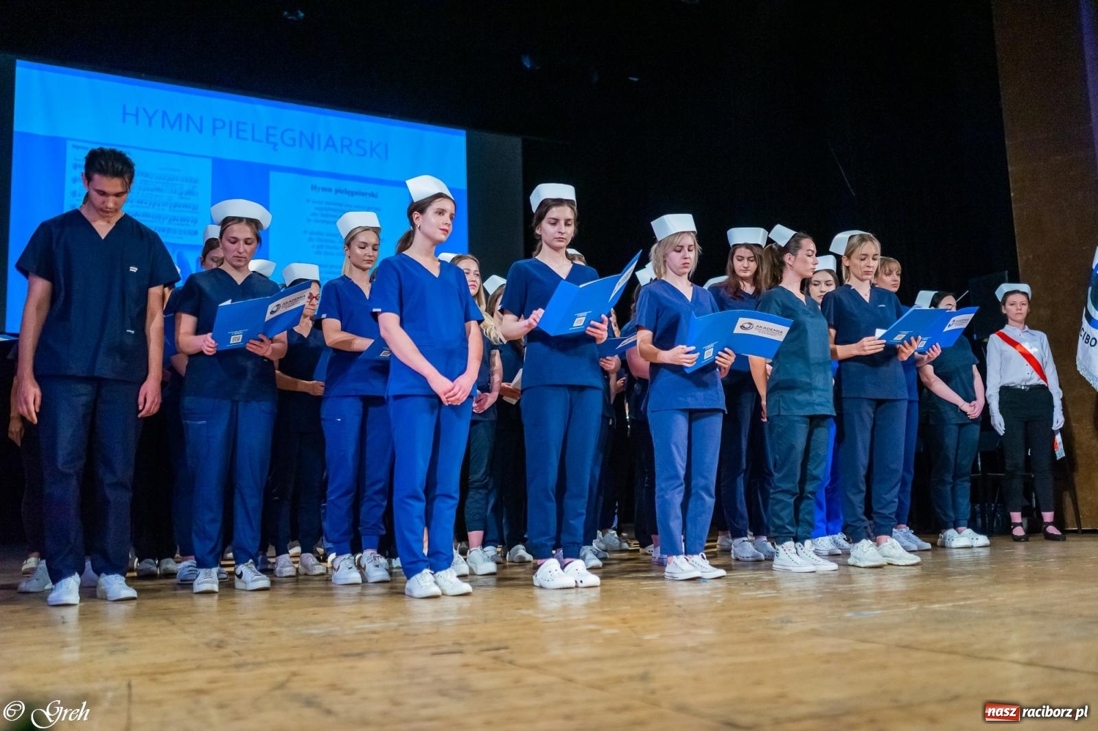 Zdjęcie w galerii na portalu naszraciborz.pl: By zostać pielęgniarką trzeba kochać ludzi. Uroczystość czepkowania studentów ANS w Raciborzu [FOTO i WIDEO] wiadomości z regionu