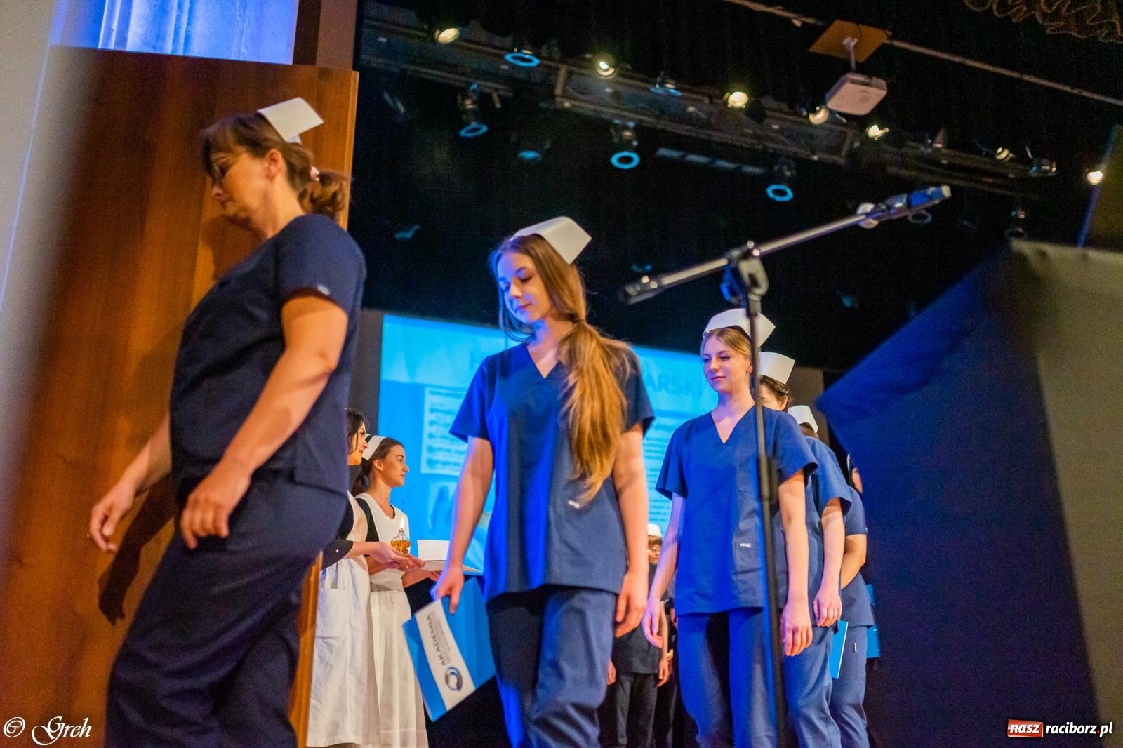 Zdjęcie w galerii na portalu naszraciborz.pl: By zostać pielęgniarką trzeba kochać ludzi. Uroczystość czepkowania studentów ANS w Raciborzu [FOTO i WIDEO] wiadomości z regionu