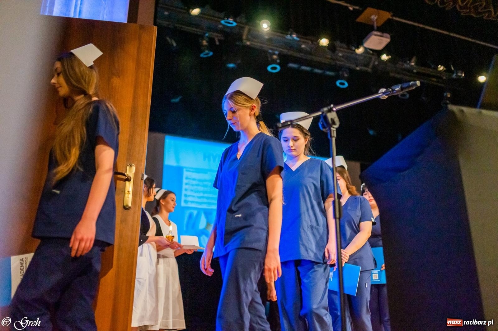 Zdjęcie w galerii na portalu naszraciborz.pl: By zostać pielęgniarką trzeba kochać ludzi. Uroczystość czepkowania studentów ANS w Raciborzu [FOTO i WIDEO] wiadomości z regionu