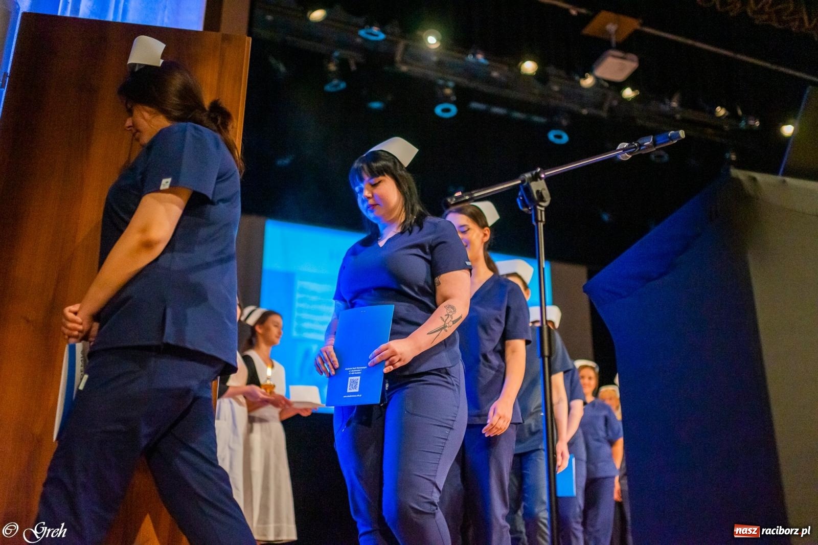 Zdjęcie w galerii na portalu naszraciborz.pl: By zostać pielęgniarką trzeba kochać ludzi. Uroczystość czepkowania studentów ANS w Raciborzu [FOTO i WIDEO] wiadomości z regionu