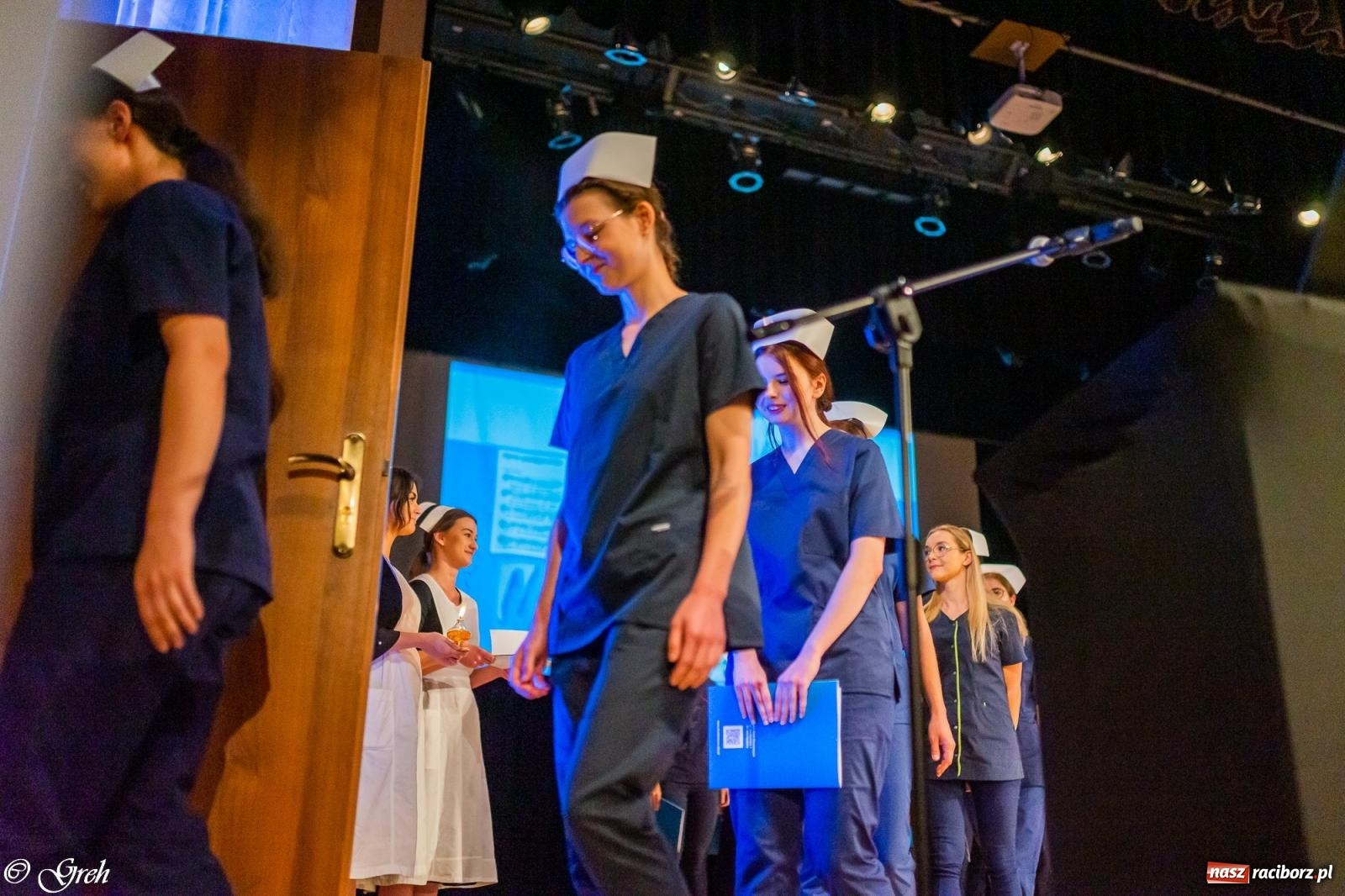 Zdjęcie w galerii na portalu naszraciborz.pl: By zostać pielęgniarką trzeba kochać ludzi. Uroczystość czepkowania studentów ANS w Raciborzu [FOTO i WIDEO] wiadomości z regionu