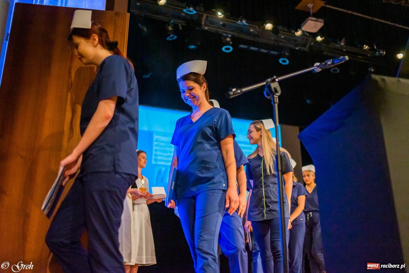 Zdjęcie w galerii na portalu naszraciborz.pl: By zostać pielęgniarką trzeba kochać ludzi. Uroczystość czepkowania studentów ANS w Raciborzu [FOTO i WIDEO] wiadomości z regionu