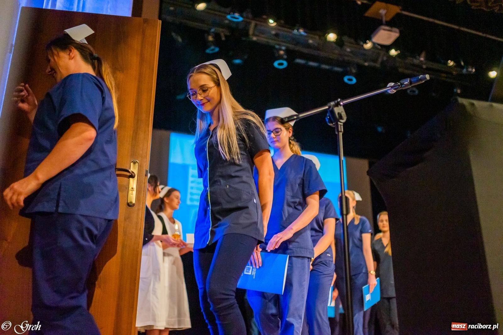 Zdjęcie w galerii na portalu naszraciborz.pl: By zostać pielęgniarką trzeba kochać ludzi. Uroczystość czepkowania studentów ANS w Raciborzu [FOTO i WIDEO] wiadomości z regionu