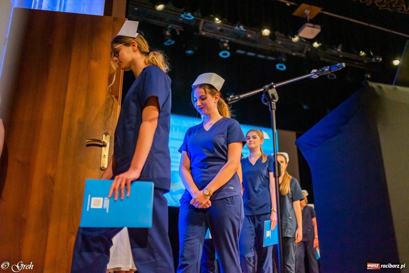 Zdjęcie w galerii na portalu naszraciborz.pl: By zostać pielęgniarką trzeba kochać ludzi. Uroczystość czepkowania studentów ANS w Raciborzu [FOTO i WIDEO] wiadomości z regionu