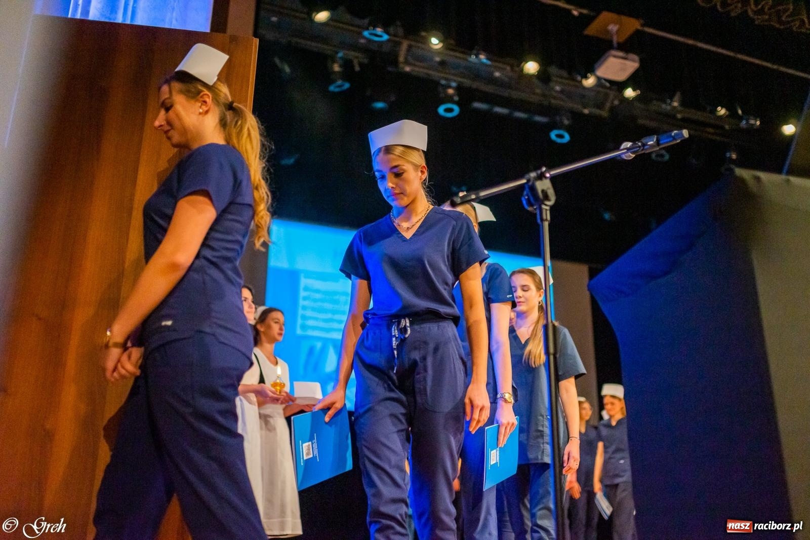 Zdjęcie w galerii na portalu naszraciborz.pl: By zostać pielęgniarką trzeba kochać ludzi. Uroczystość czepkowania studentów ANS w Raciborzu [FOTO i WIDEO] wiadomości z regionu