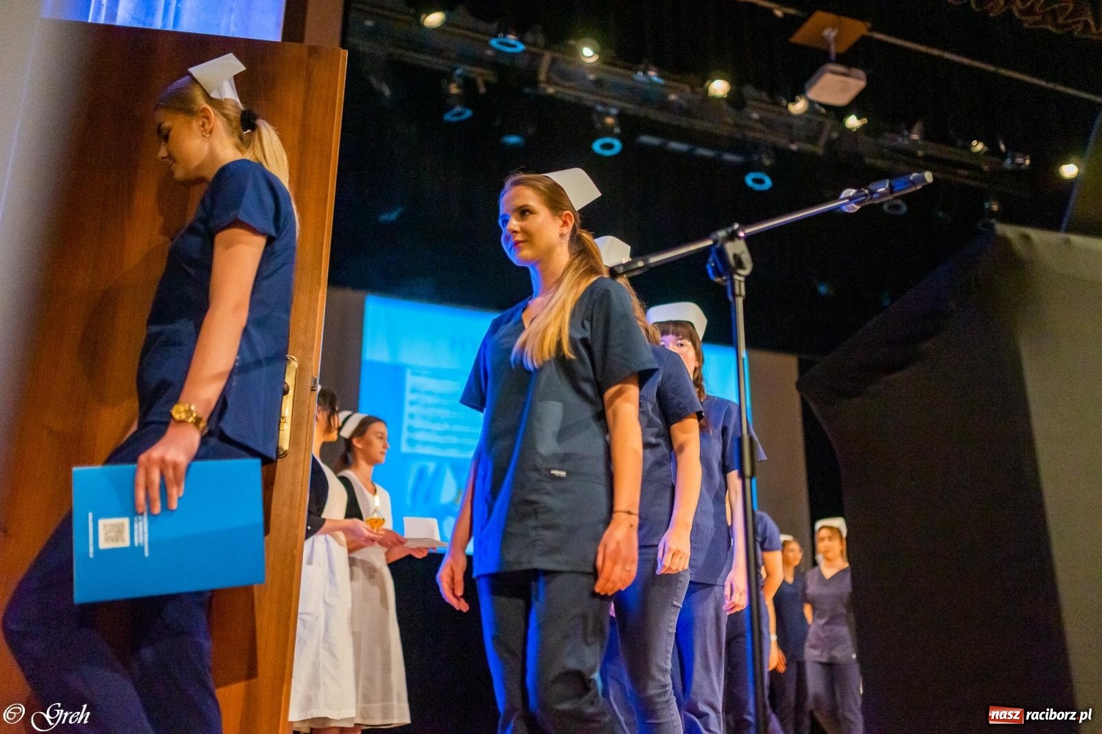 Zdjęcie w galerii na portalu naszraciborz.pl: By zostać pielęgniarką trzeba kochać ludzi. Uroczystość czepkowania studentów ANS w Raciborzu [FOTO i WIDEO] wiadomości z regionu