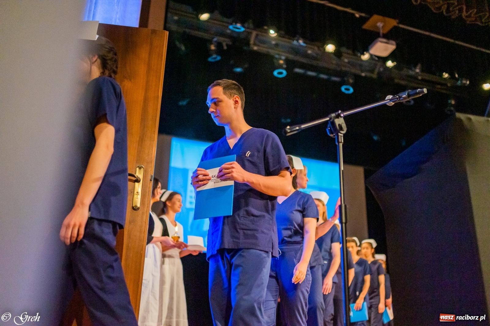 Zdjęcie w galerii na portalu naszraciborz.pl: By zostać pielęgniarką trzeba kochać ludzi. Uroczystość czepkowania studentów ANS w Raciborzu [FOTO i WIDEO] wiadomości z regionu