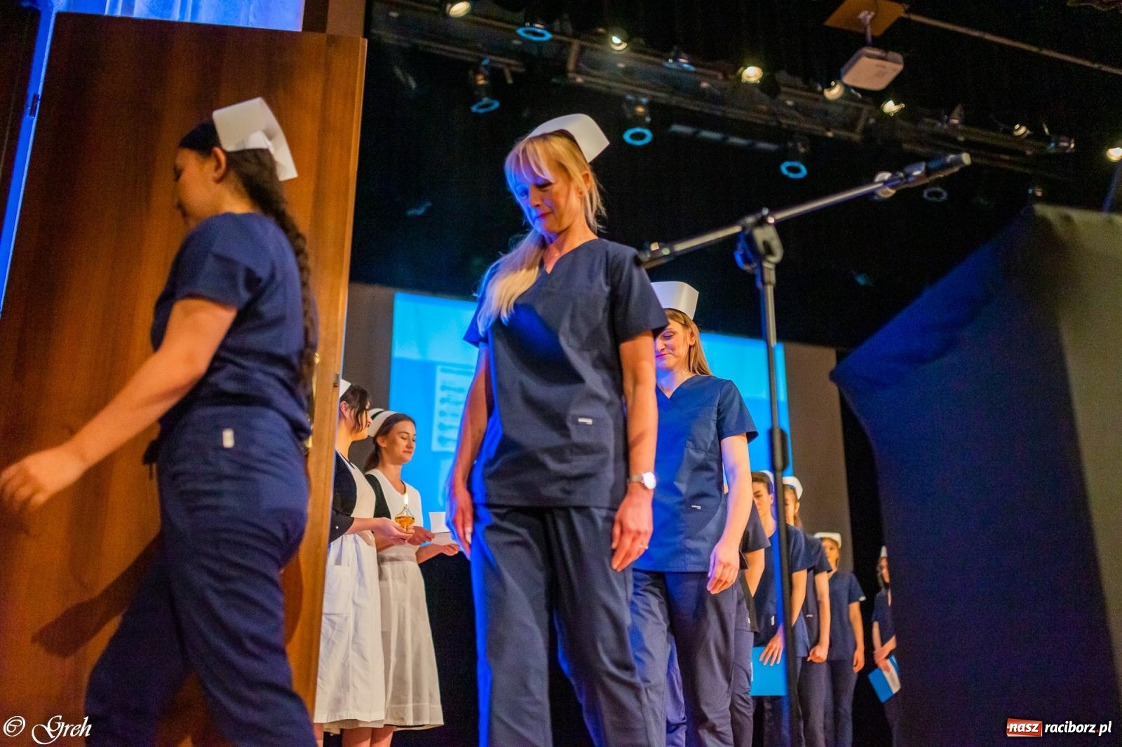Zdjęcie w galerii na portalu naszraciborz.pl: By zostać pielęgniarką trzeba kochać ludzi. Uroczystość czepkowania studentów ANS w Raciborzu [FOTO i WIDEO] wiadomości z regionu
