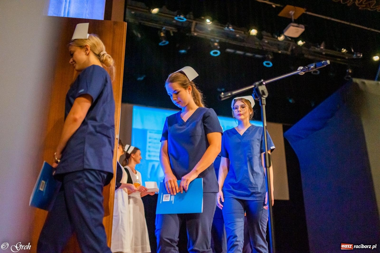 Zdjęcie w galerii na portalu naszraciborz.pl: By zostać pielęgniarką trzeba kochać ludzi. Uroczystość czepkowania studentów ANS w Raciborzu [FOTO i WIDEO] wiadomości z regionu