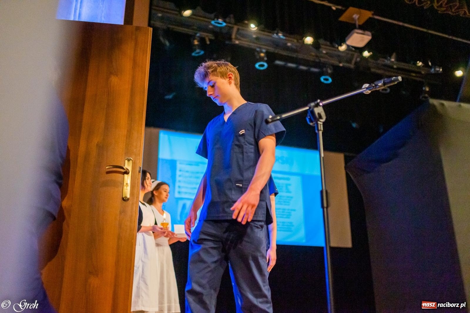 Zdjęcie w galerii na portalu naszraciborz.pl: By zostać pielęgniarką trzeba kochać ludzi. Uroczystość czepkowania studentów ANS w Raciborzu [FOTO i WIDEO] wiadomości z regionu