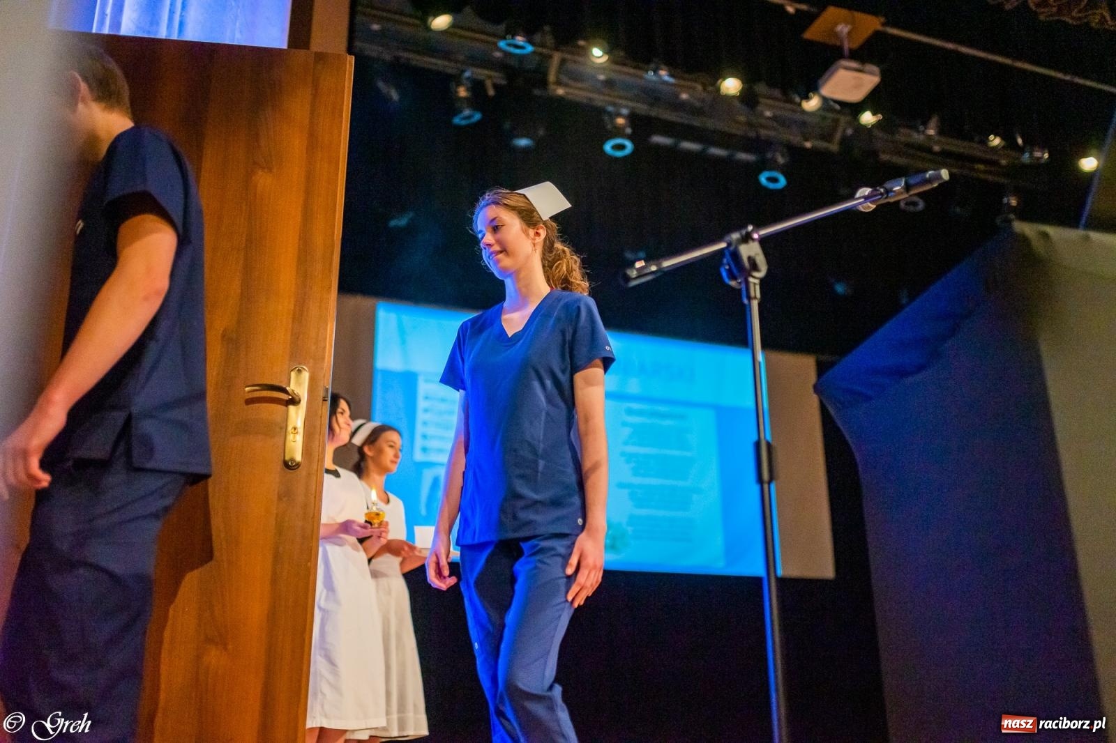 Zdjęcie w galerii na portalu naszraciborz.pl: By zostać pielęgniarką trzeba kochać ludzi. Uroczystość czepkowania studentów ANS w Raciborzu [FOTO i WIDEO] wiadomości z regionu