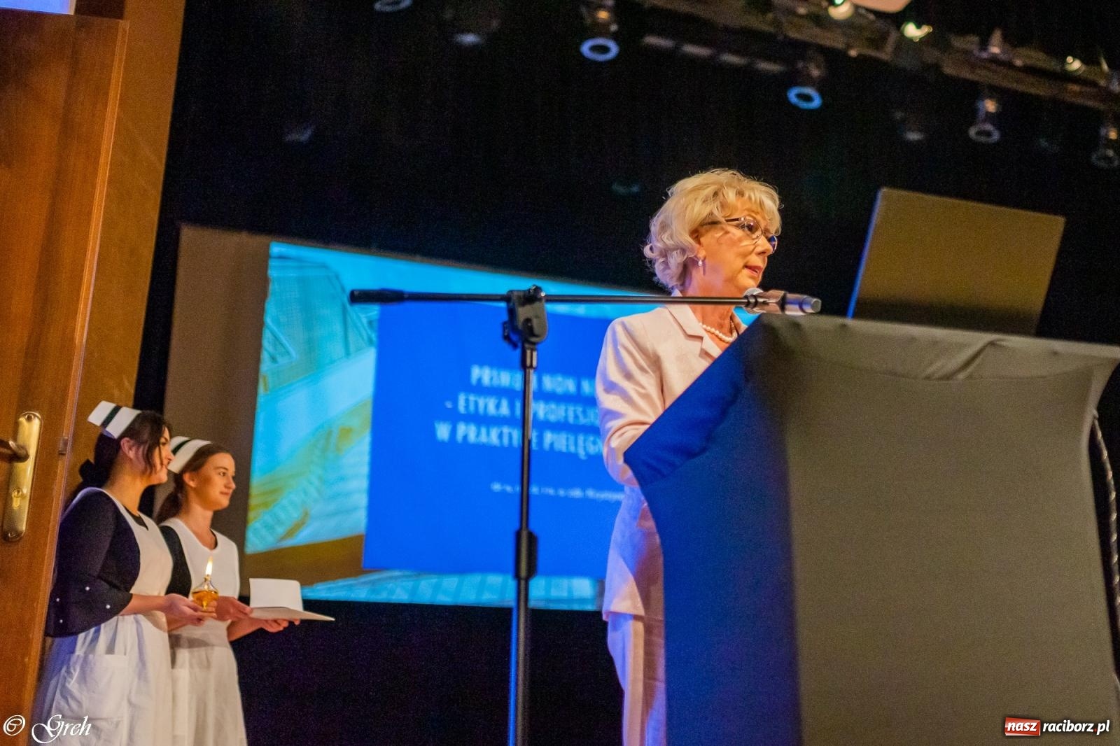 Zdjęcie w galerii na portalu naszraciborz.pl: By zostać pielęgniarką trzeba kochać ludzi. Uroczystość czepkowania studentów ANS w Raciborzu [FOTO i WIDEO] wiadomości z regionu