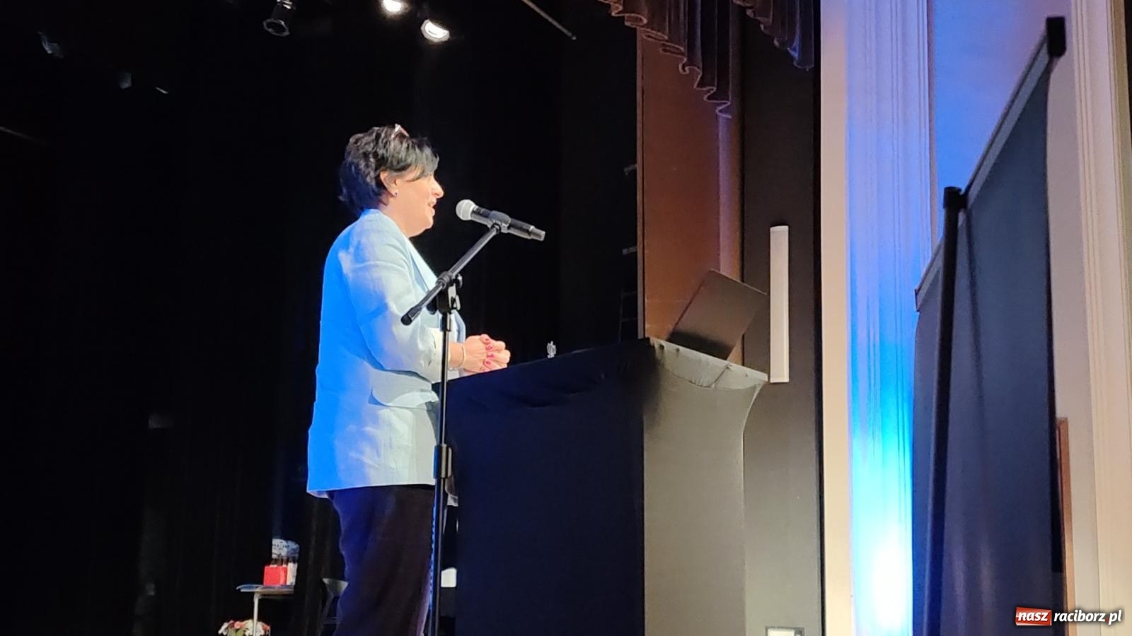 Zdjęcie w galerii na portalu naszraciborz.pl: By zostać pielęgniarką trzeba kochać ludzi. Uroczystość czepkowania studentów ANS w Raciborzu [FOTO i WIDEO] wiadomości z regionu