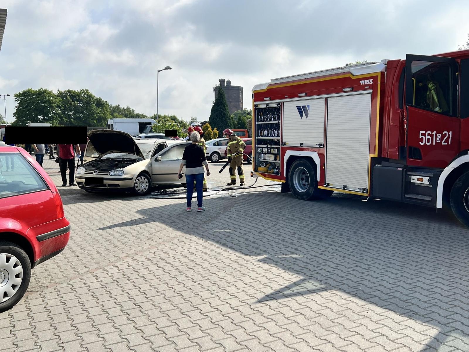 Zdjęcie w galerii na portalu naszraciborz.pl: Raport 998. Pożar samochodu na targowisku przy Kościuszki wiadomości z regionu