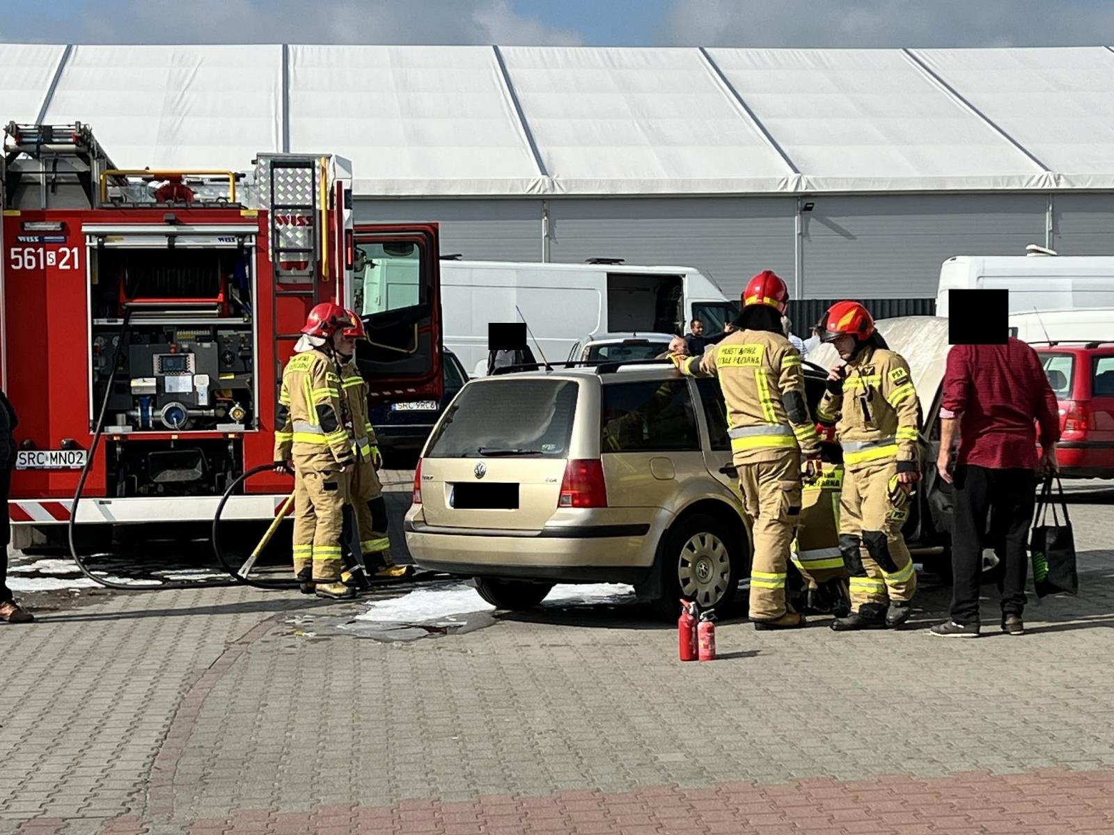 Zdjęcie w galerii na portalu naszraciborz.pl: Raport 998. Pożar samochodu na targowisku przy Kościuszki wiadomości z regionu