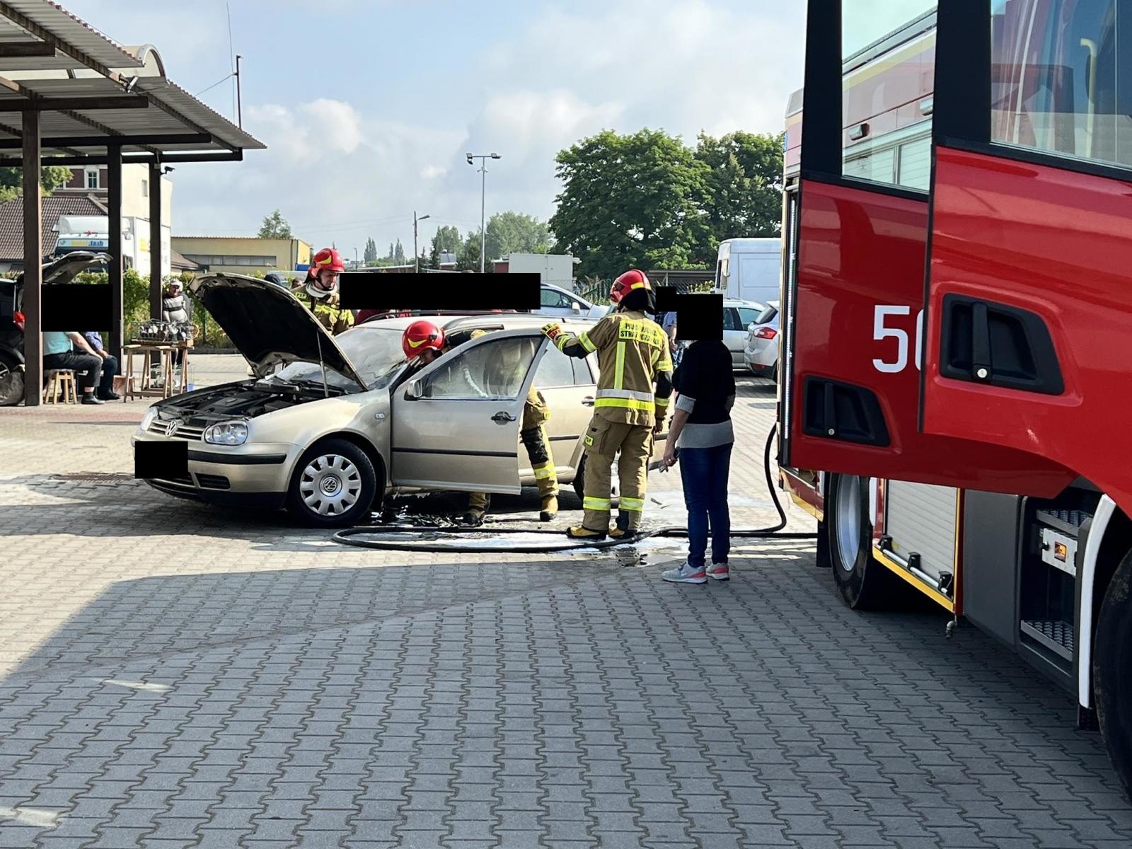 Zdjęcie w galerii na portalu naszraciborz.pl: Raport 998. Pożar samochodu na targowisku przy Kościuszki wiadomości z regionu
