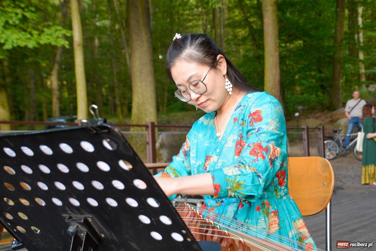 Zdjęcie w galerii na portalu naszraciborz.pl: Amber & Silk project w Zaczarowanym Ogrodzie - spotkanie dwóch kultur i Tai Chi wiadomości z regionu