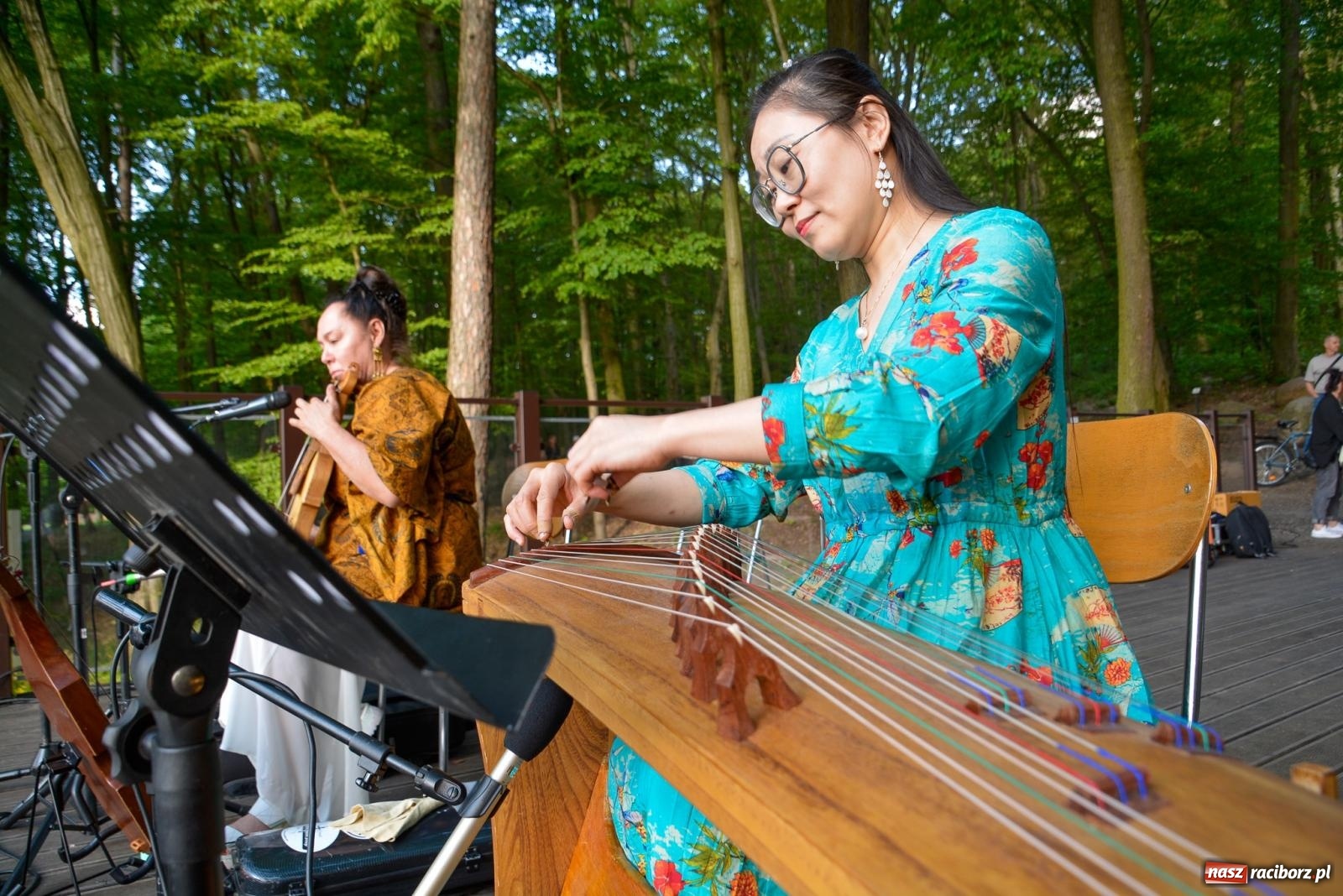 Zdjęcie w galerii na portalu naszraciborz.pl: Amber & Silk project w Zaczarowanym Ogrodzie - spotkanie dwóch kultur i Tai Chi wiadomości z regionu
