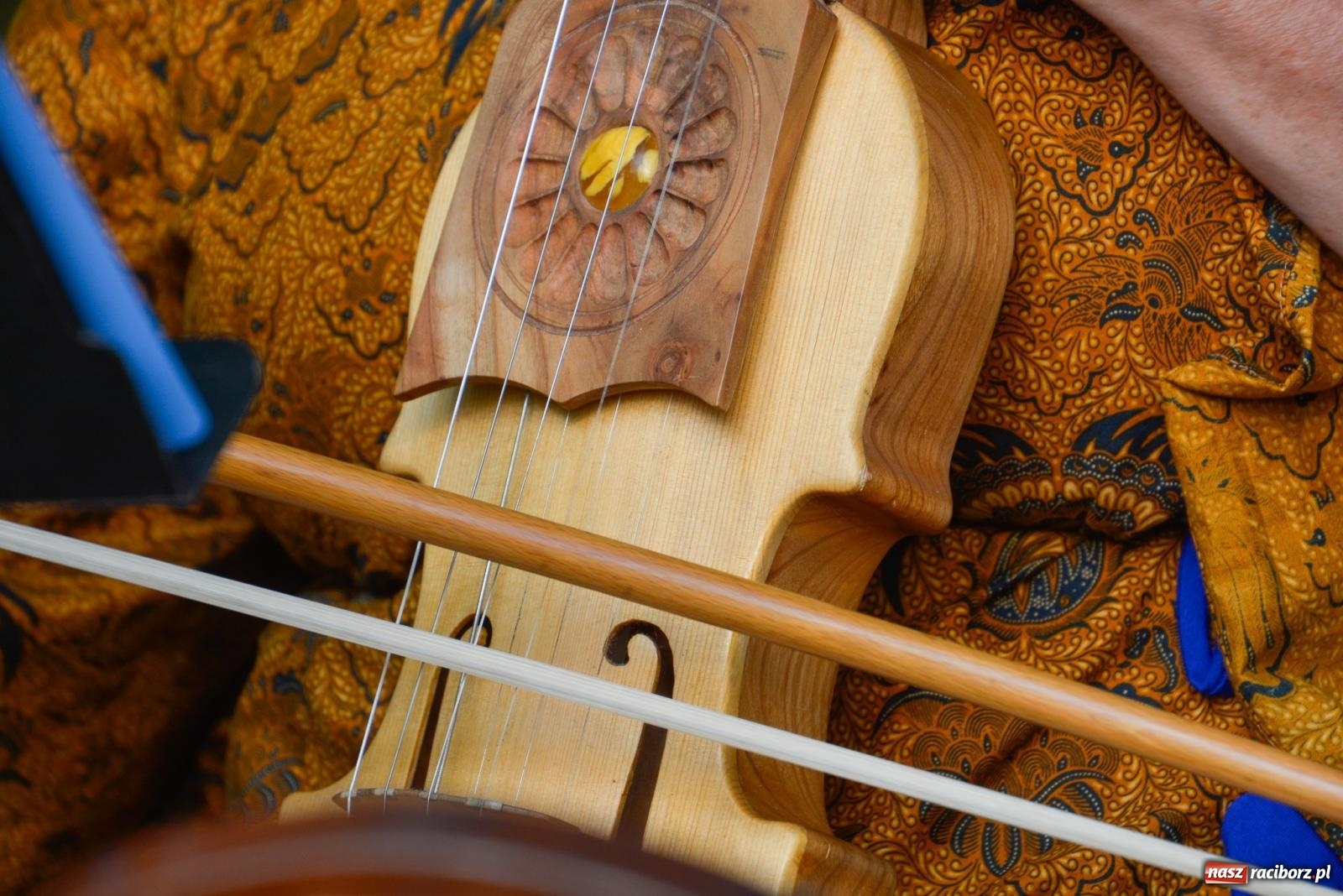 Zdjęcie w galerii na portalu naszraciborz.pl: Amber & Silk project w Zaczarowanym Ogrodzie - spotkanie dwóch kultur i Tai Chi wiadomości z regionu