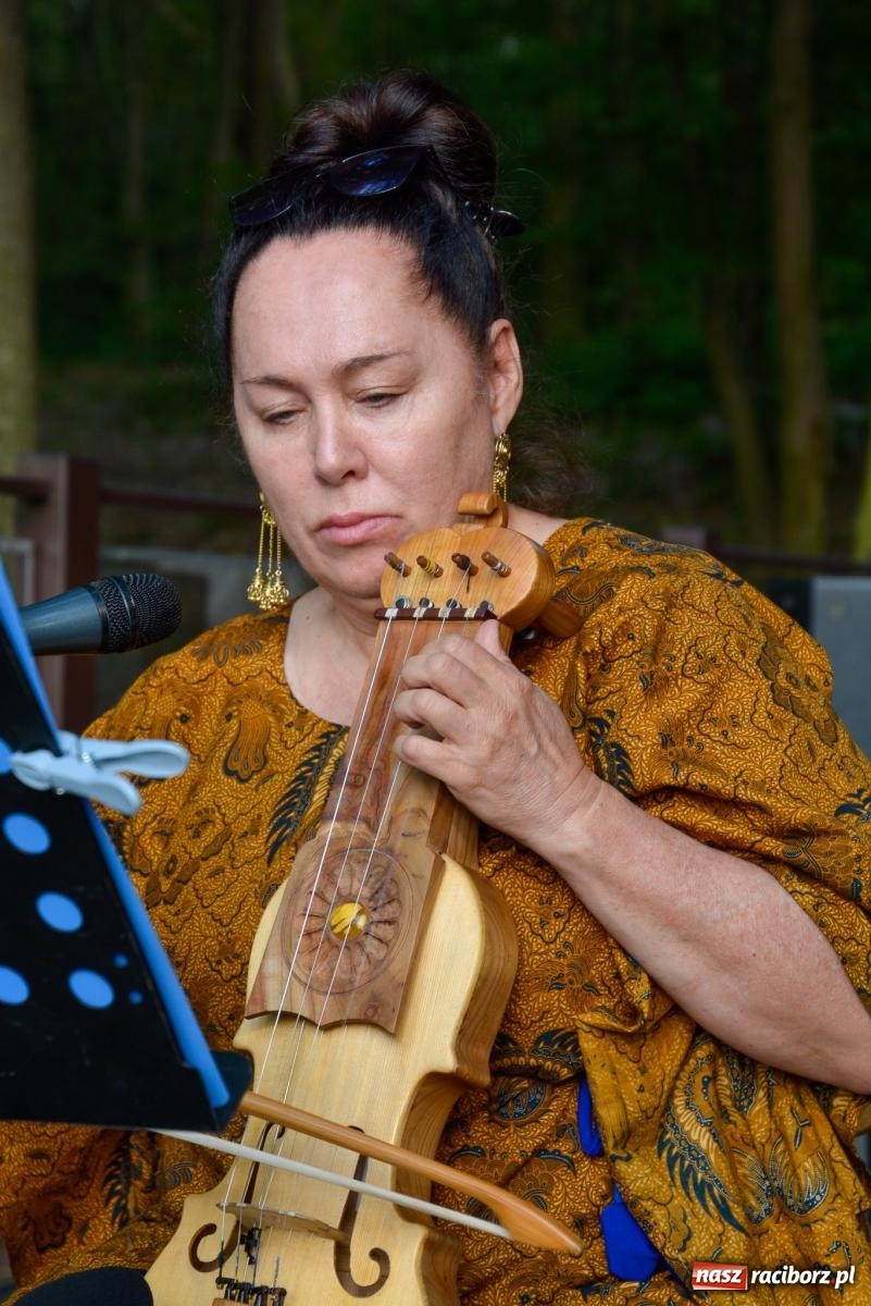 Zdjęcie w galerii na portalu naszraciborz.pl: Amber & Silk project w Zaczarowanym Ogrodzie - spotkanie dwóch kultur i Tai Chi wiadomości z regionu