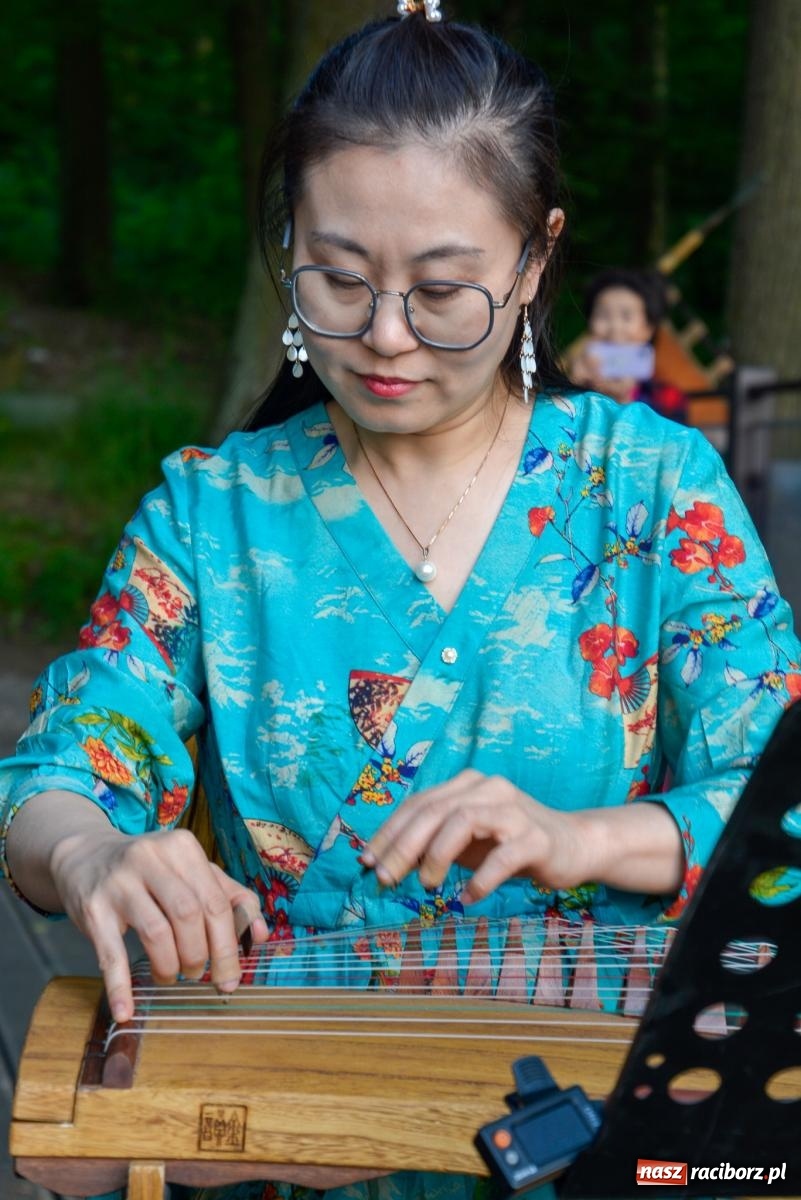 Zdjęcie w galerii na portalu naszraciborz.pl: Amber & Silk project w Zaczarowanym Ogrodzie - spotkanie dwóch kultur i Tai Chi wiadomości z regionu