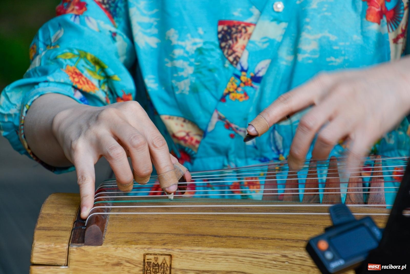 Zdjęcie w galerii na portalu naszraciborz.pl: Amber & Silk project w Zaczarowanym Ogrodzie - spotkanie dwóch kultur i Tai Chi wiadomości z regionu