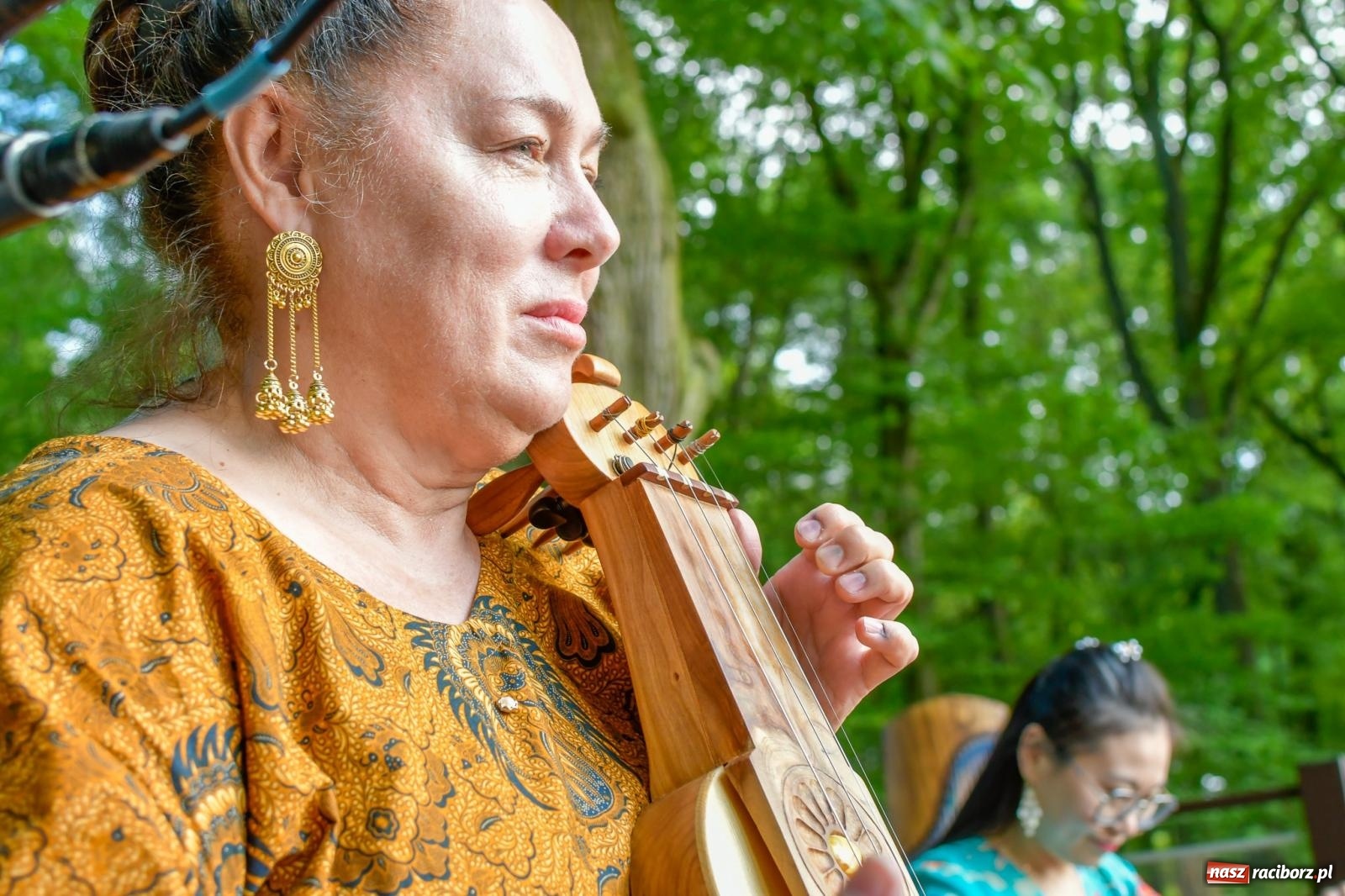 Zdjęcie w galerii na portalu naszraciborz.pl: Amber & Silk project w Zaczarowanym Ogrodzie - spotkanie dwóch kultur i Tai Chi wiadomości z regionu