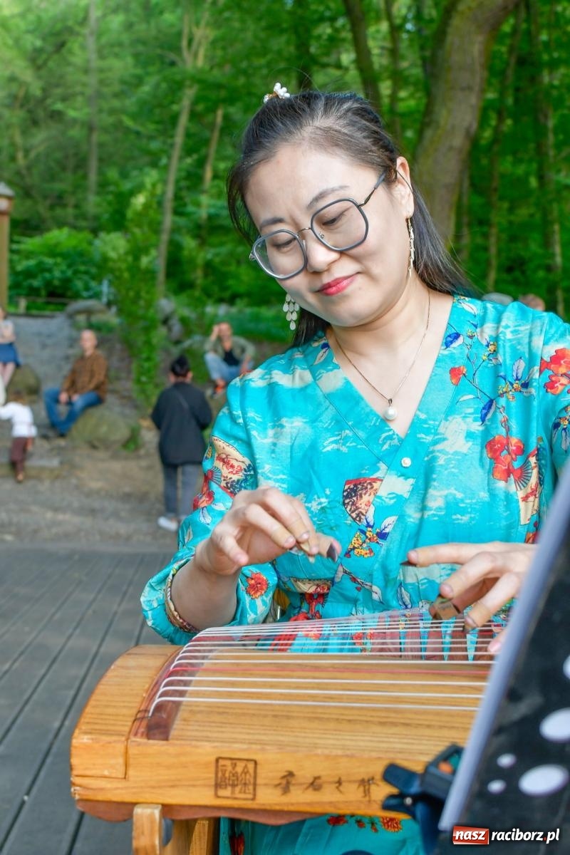 Zdjęcie w galerii na portalu naszraciborz.pl: Amber & Silk project w Zaczarowanym Ogrodzie - spotkanie dwóch kultur i Tai Chi wiadomości z regionu