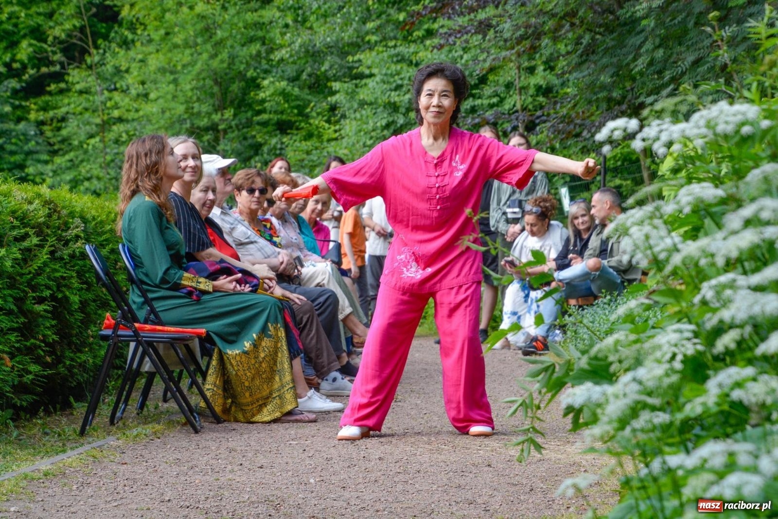 Zdjęcie w galerii na portalu naszraciborz.pl: Amber & Silk project w Zaczarowanym Ogrodzie - spotkanie dwóch kultur i Tai Chi wiadomości z regionu