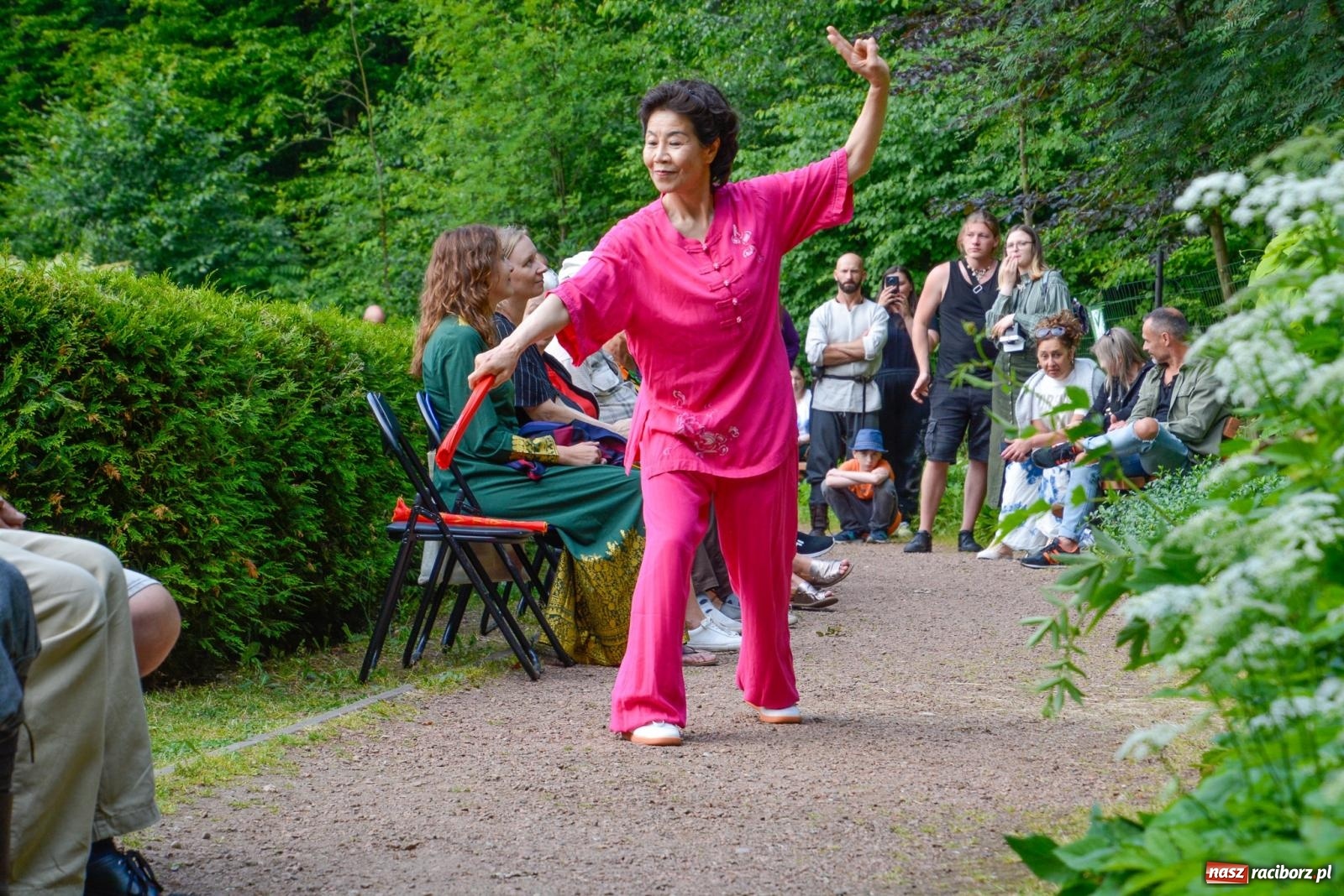 Zdjęcie w galerii na portalu naszraciborz.pl: Amber & Silk project w Zaczarowanym Ogrodzie - spotkanie dwóch kultur i Tai Chi wiadomości z regionu