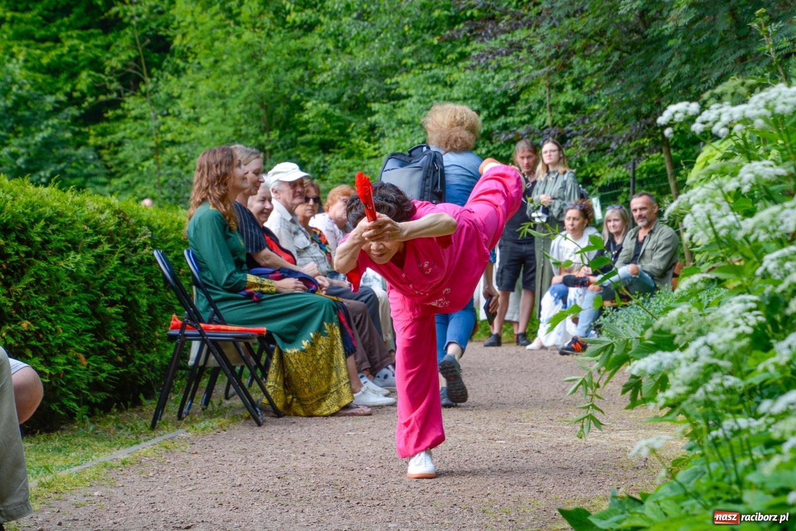Zdjęcie w galerii na portalu naszraciborz.pl: Amber & Silk project w Zaczarowanym Ogrodzie - spotkanie dwóch kultur i Tai Chi wiadomości z regionu