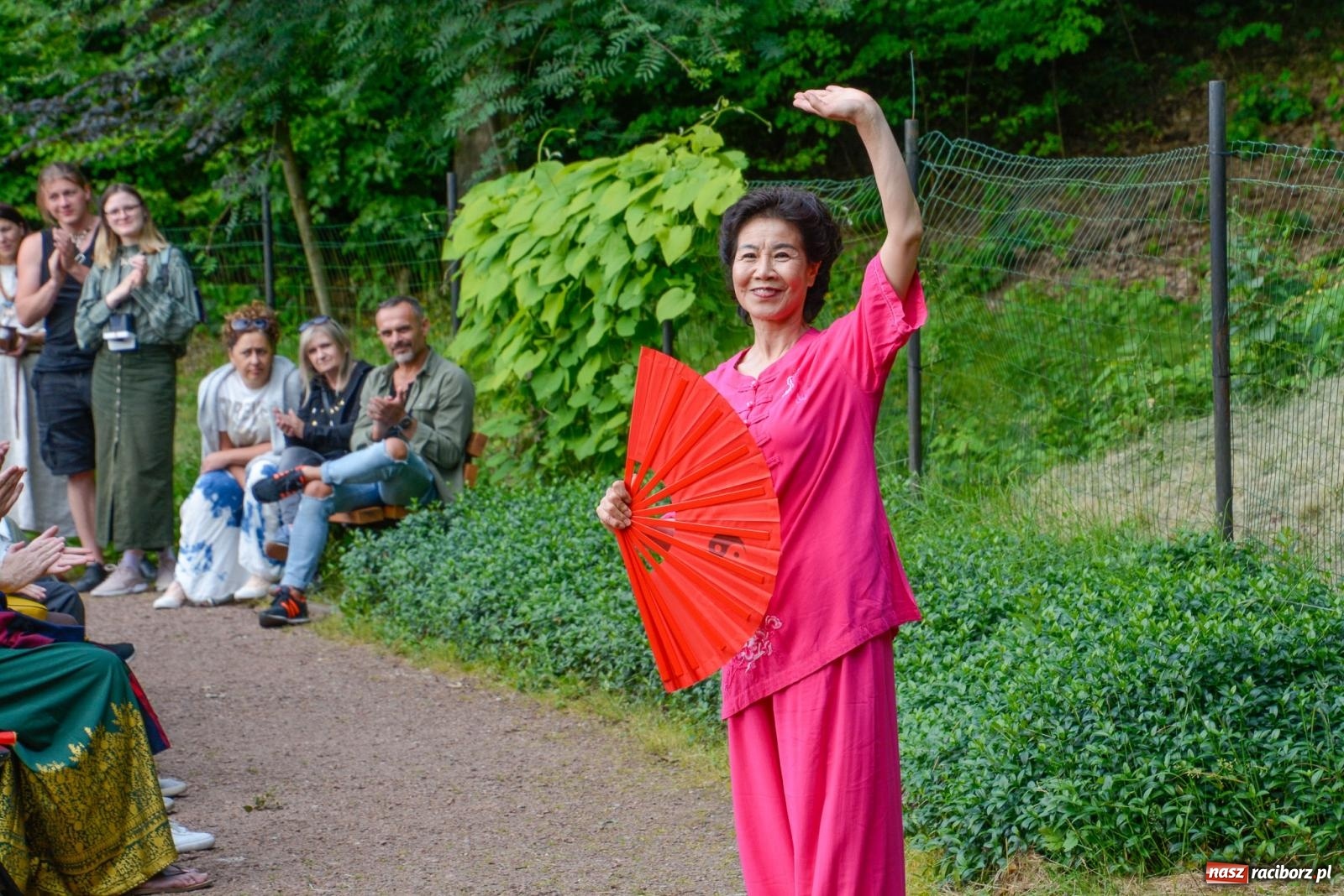 Zdjęcie w galerii na portalu naszraciborz.pl: Amber & Silk project w Zaczarowanym Ogrodzie - spotkanie dwóch kultur i Tai Chi wiadomości z regionu