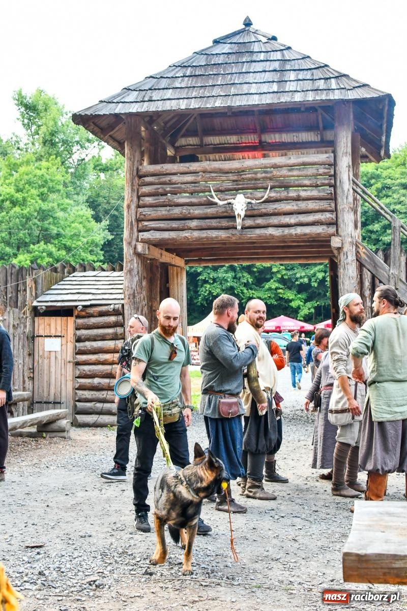 Zdjęcie w galerii na portalu naszraciborz.pl: Gród pod Oborą tętni życiem. Ruszył festiwal średniowieczny [FOTO i WIDEO] wiadomości z regionu