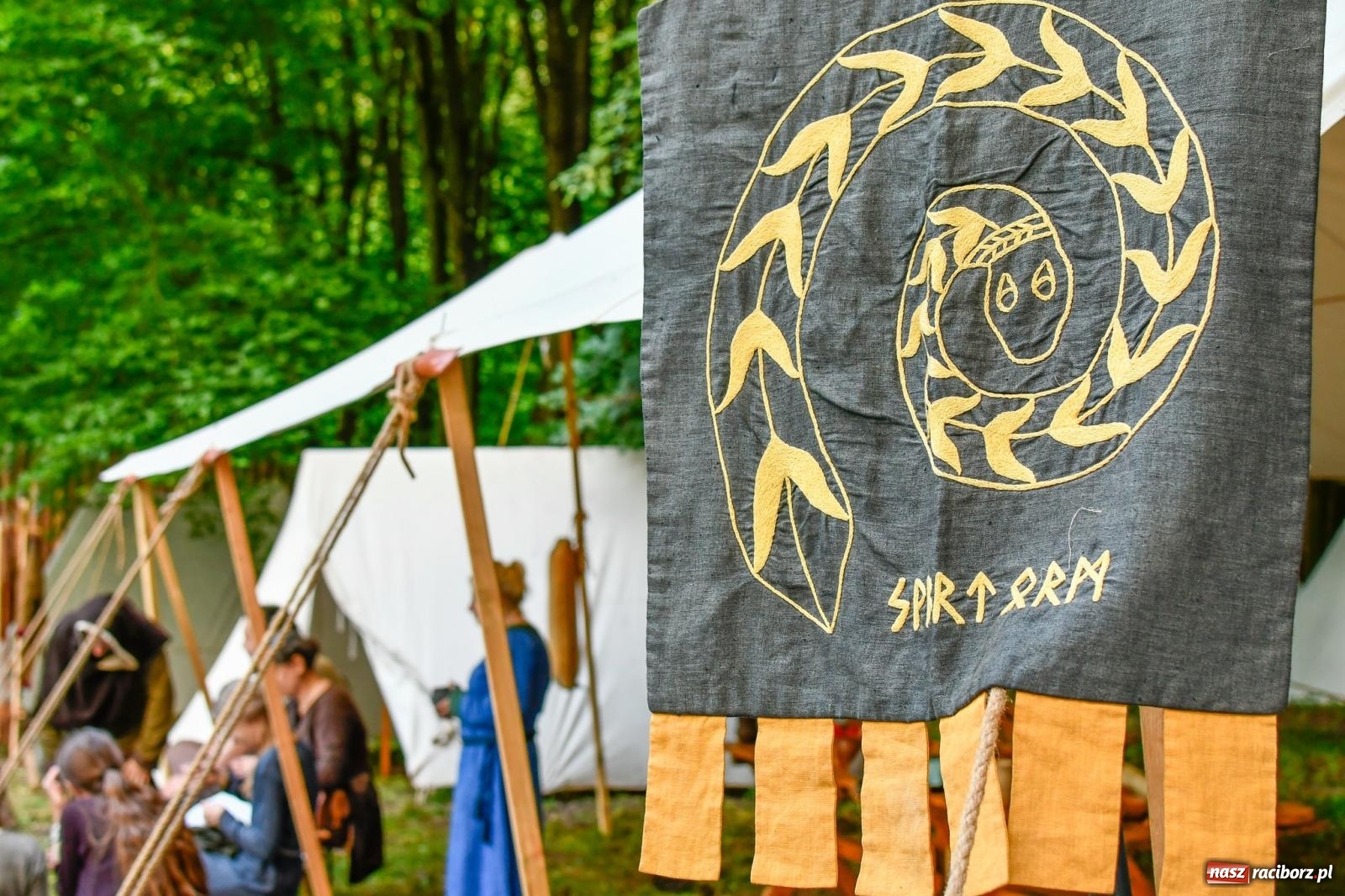 Zdjęcie w galerii na portalu naszraciborz.pl: Gród pod Oborą tętni życiem. Ruszył festiwal średniowieczny [FOTO i WIDEO] wiadomości z regionu